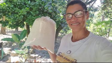 Fiz FARINHA de MANDIOCA na minha cozinha [passo a 