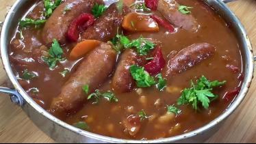 Caçarola de Feijão Branco com Salsichas Frescas e 